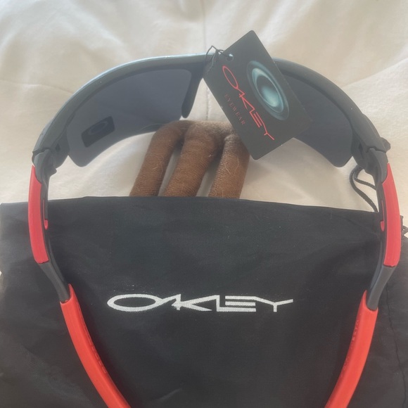 Oakley shades with tag & cover - Picture 2 of 10